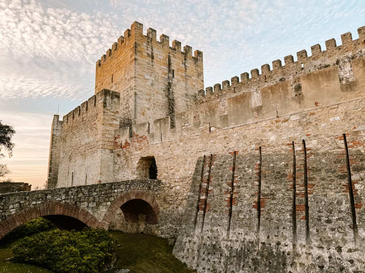 7 incredible things to see at Castelo de São Jorge + views!