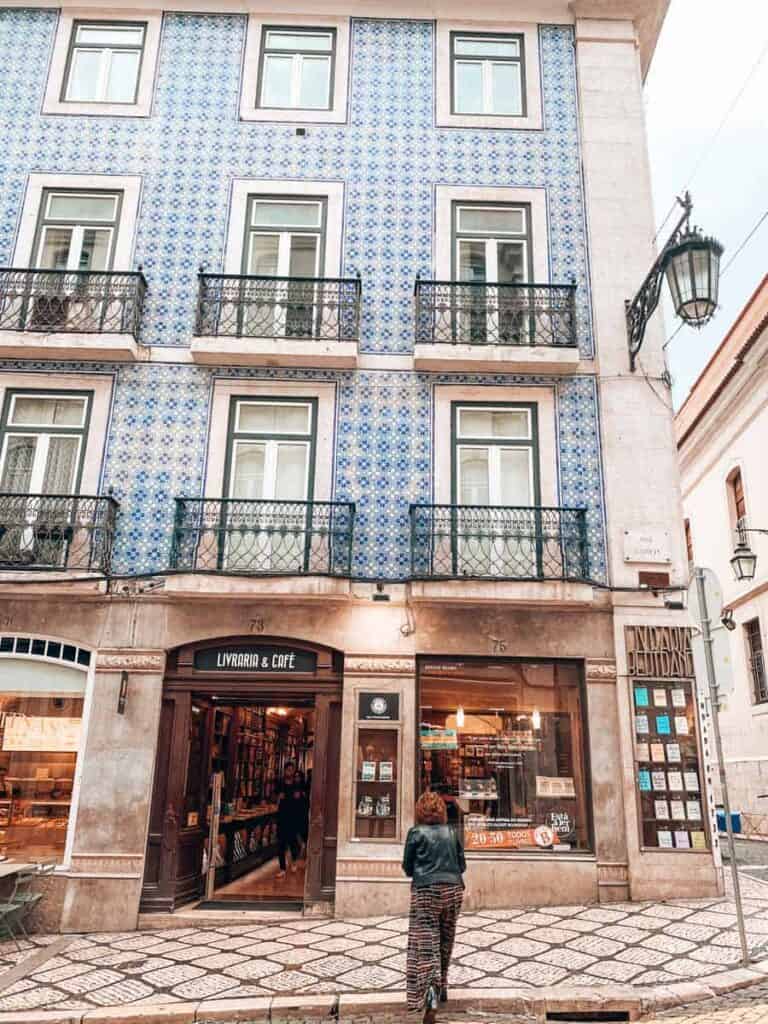 Koekenwinkel Livraria Bertrand in Lissabon met blauwe en witte tegels. Het is de oudste werkende boekenzaak ter wereld!