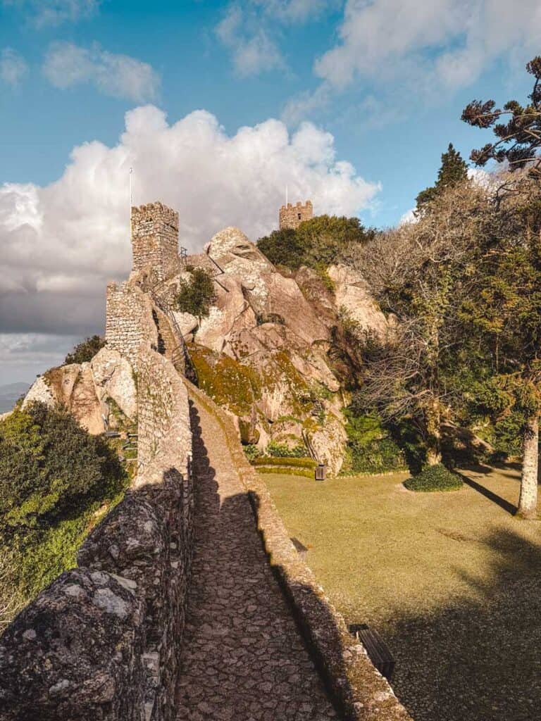 Image of Arms Square of Castelo dos Mouros. The area within the walls was used to store weapons.