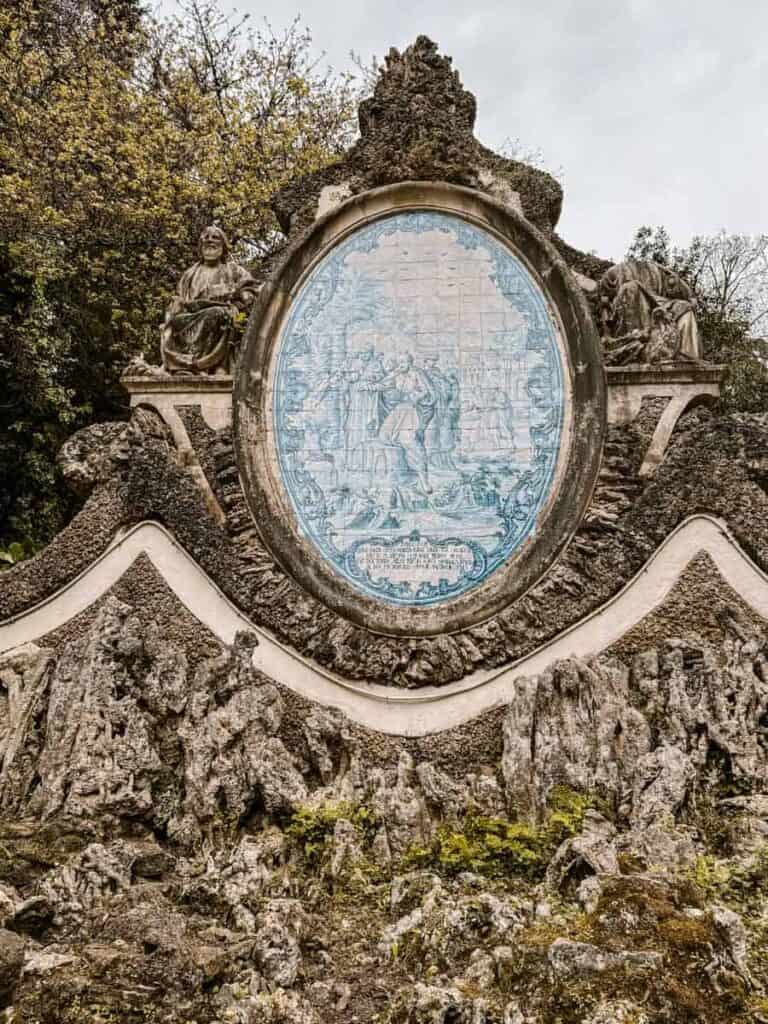 De tuin van Sereia in Coimbra met blauwe tegels