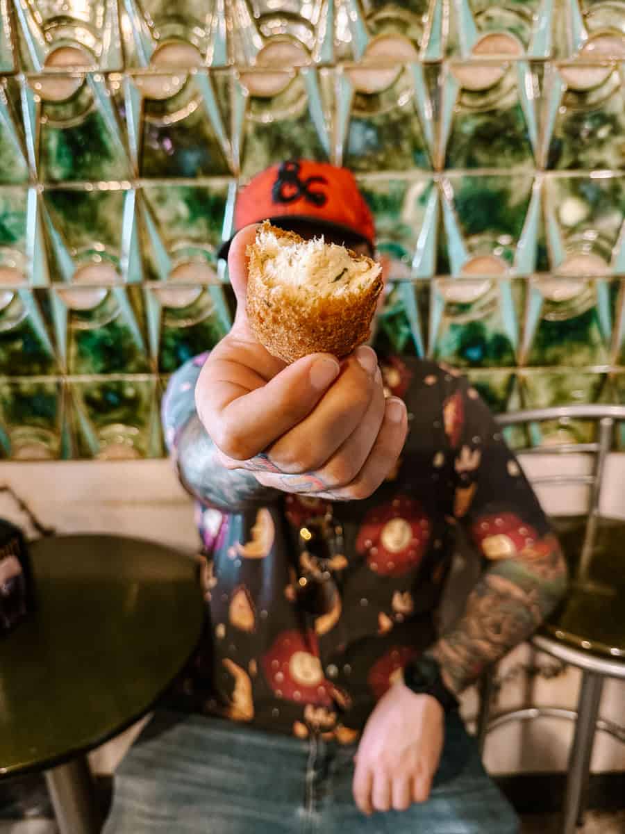 Kabeljauwkroketje proberen tijdens de Food tour in Lissabon