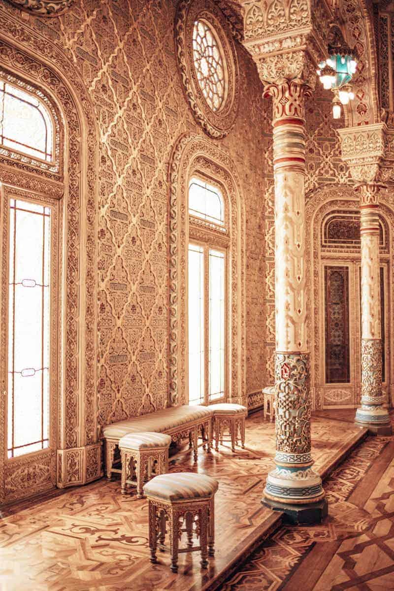 De Arabische zaal in het Bolsa Paleis die zeer rijkelijk versierd is