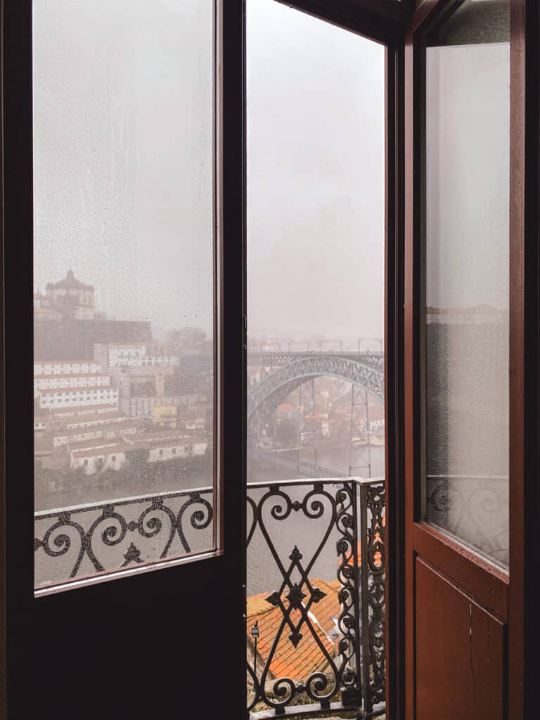 Living room window of the Domum 3 apartment in Porto with river view