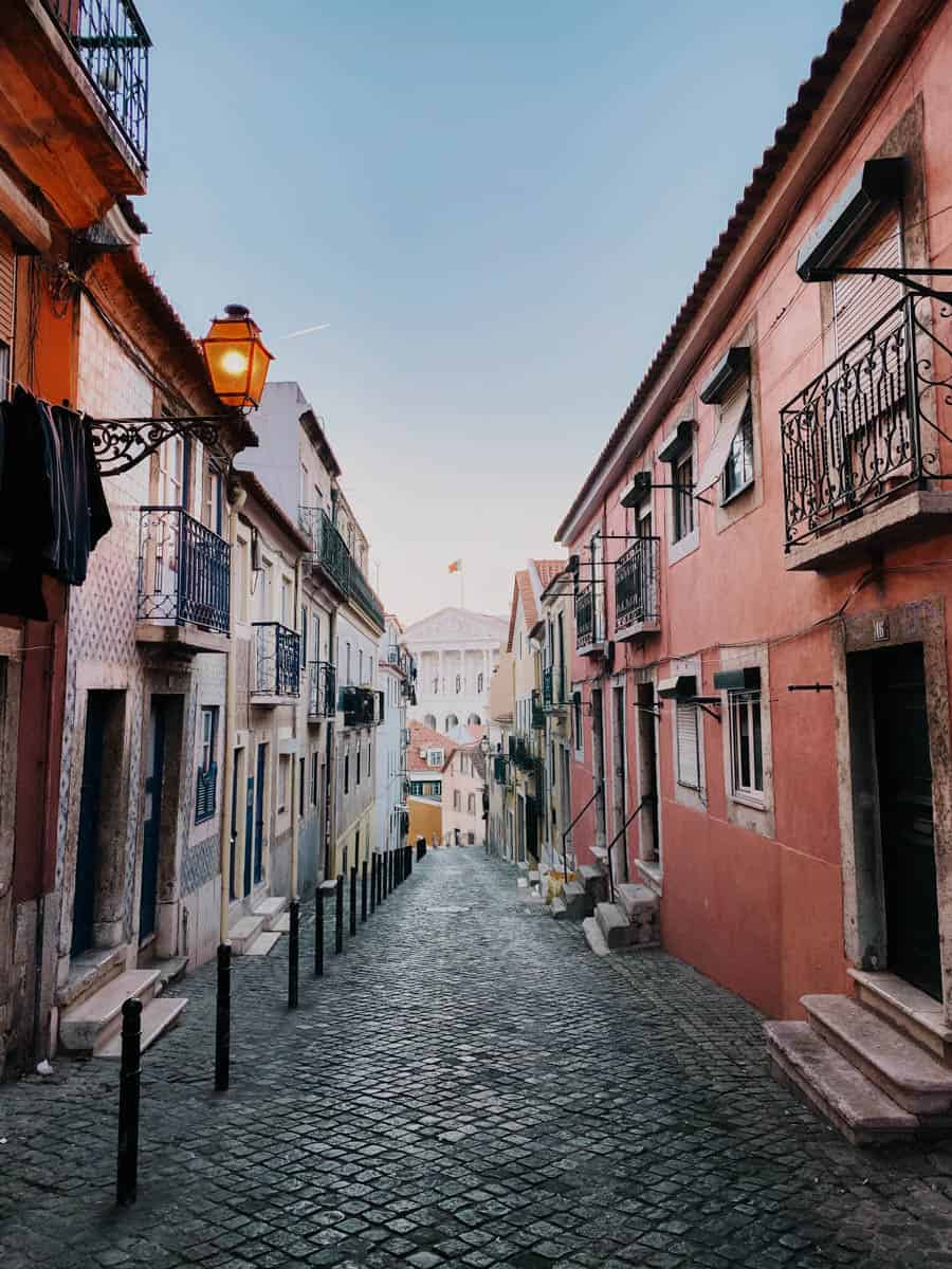 Het licht met kleurrijke huisjes net voor de zonsondergang in Lissabon in November