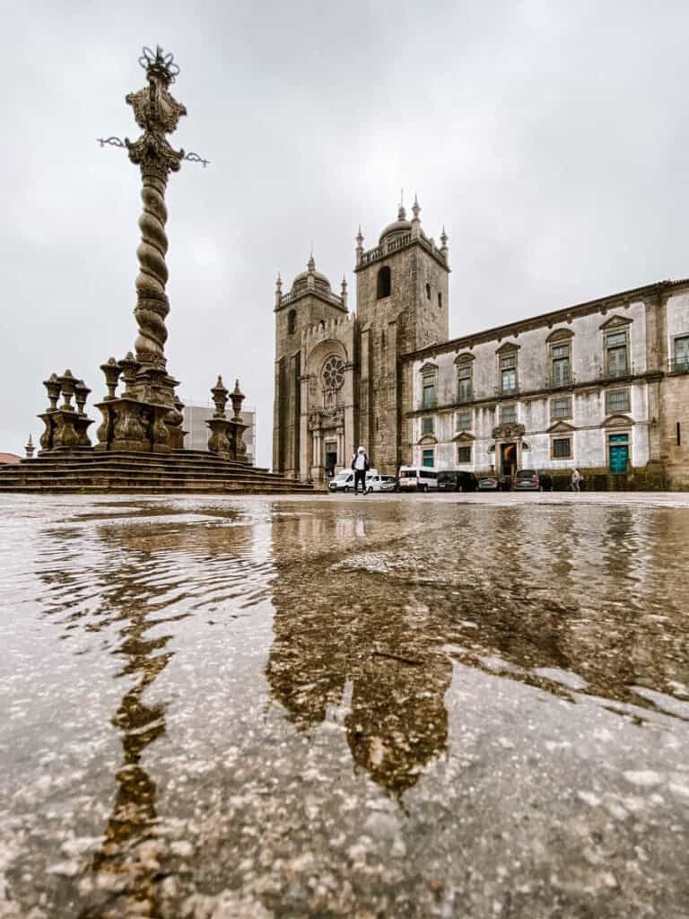 De kathedraal van Porto met regen op de voorgrond