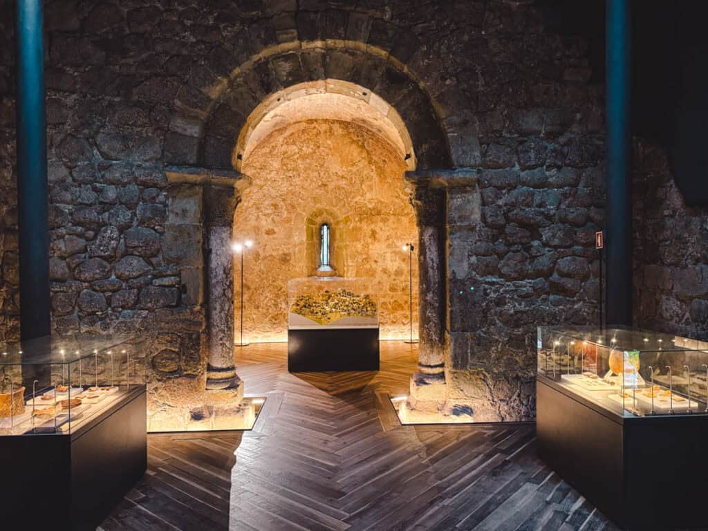 Tentoonstelling in de Igreja de São Pedro de Canaferrim, onderdeel van het Moorse kasteel, met archeologische vondsten en een maquette van het Castelo dos Mouros. De 12e-eeuwse stenen kerkruimte straalt historische sfeer uit met sfeervolle verlichting en vitrines vol artefacten.