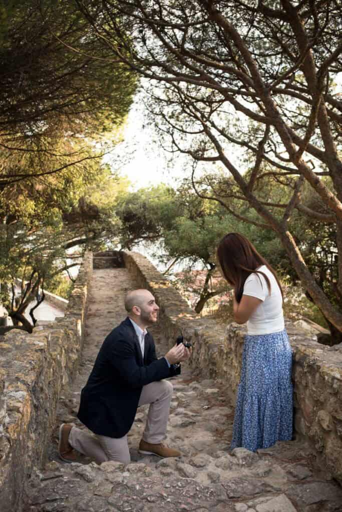 Professionele huwelijksaanzoek in Lissabon fotografie tijdens een aanzoek bij het beroemde Castelo de São Jorge.