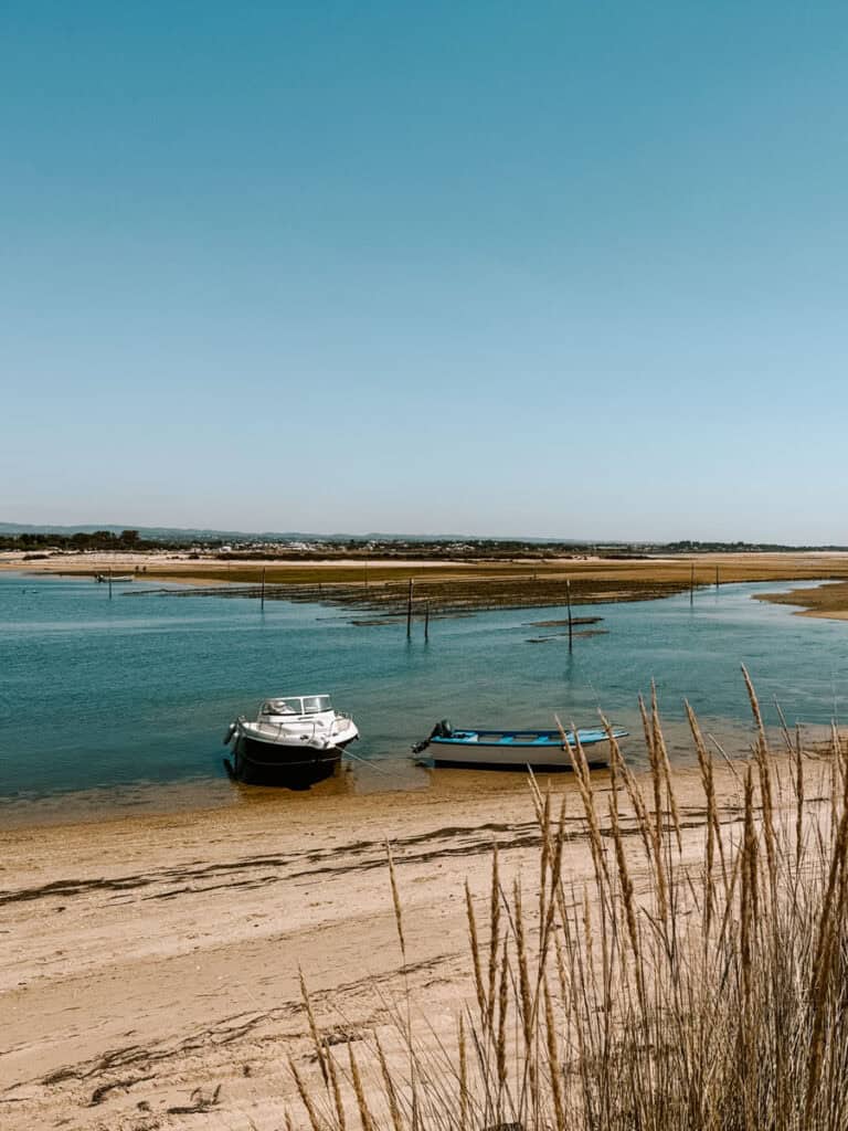Fuseta Portugal Algarve met rustige lagune, vissersbootjes en zandstrand in natuurgebied Ria Formosa.