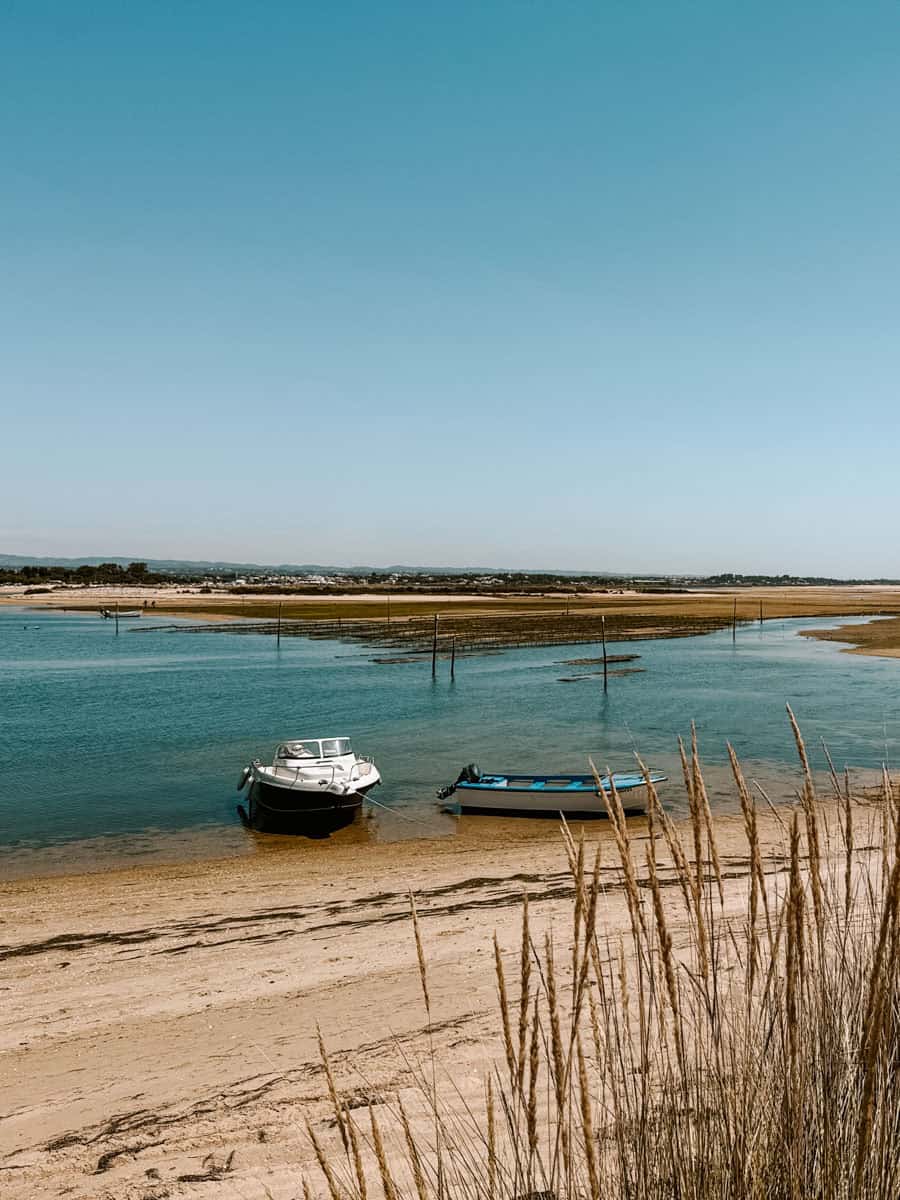 Fuseta Portugal Algarve met rustige lagune, vissersbootjes en zandstrand in natuurgebied Ria Formosa.