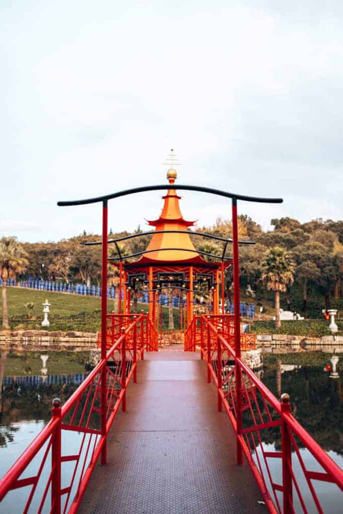 Een rode pagode bij Buddha Eden Garden in Centraal Portugal